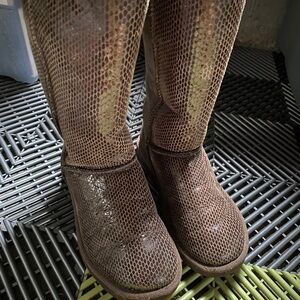 Women’s tall UGG brown snakeskin size 5